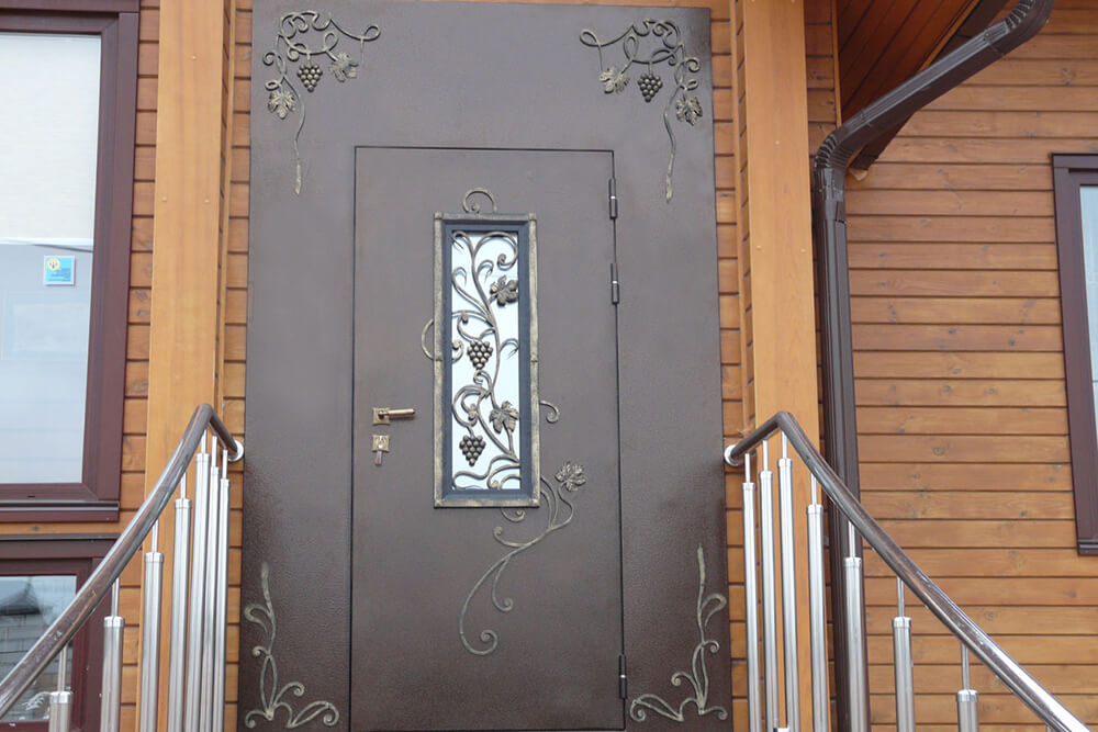 Металлическая входная дверь дома